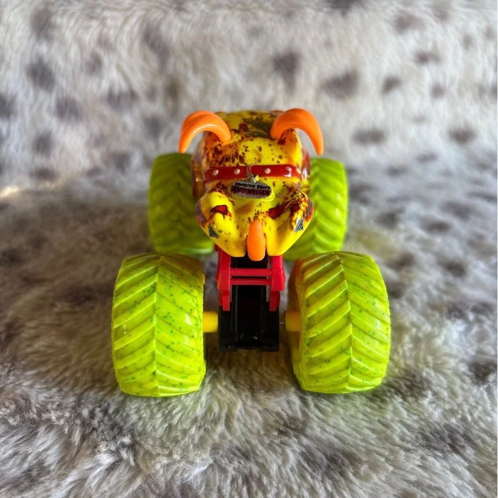 Monster Jam Monster Mutt Rottweiler 1:64 Die-Cast Truck Yellow Green Tires
